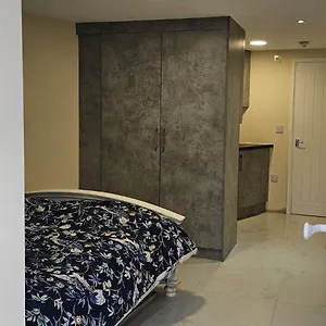 https://apt-cozy-studio-near-to-tube-station.cambridgehotelsuk.com