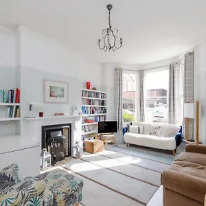 https://hove-garden-flat-pet-friendly.brighton-hotels-england.com